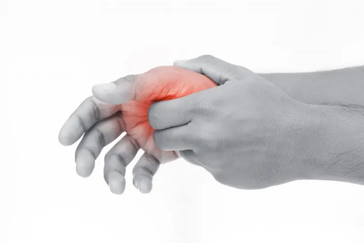 Tendinit rahatsızlığını gösteren, el bileğini ağrıyla tutan kişi